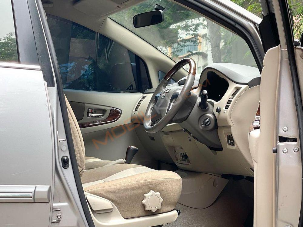 Mobil Toyota Kijang Innova 2014