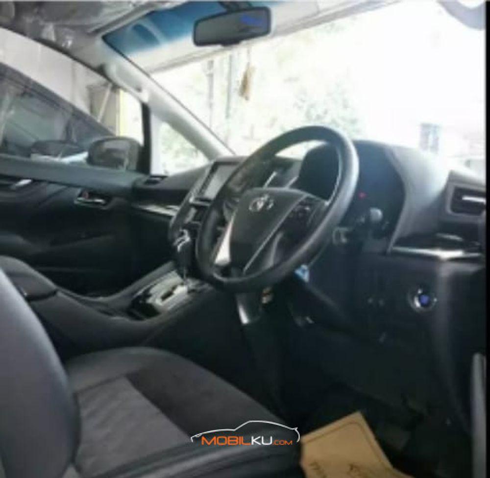 Mobil Toyota Vellfire 2016