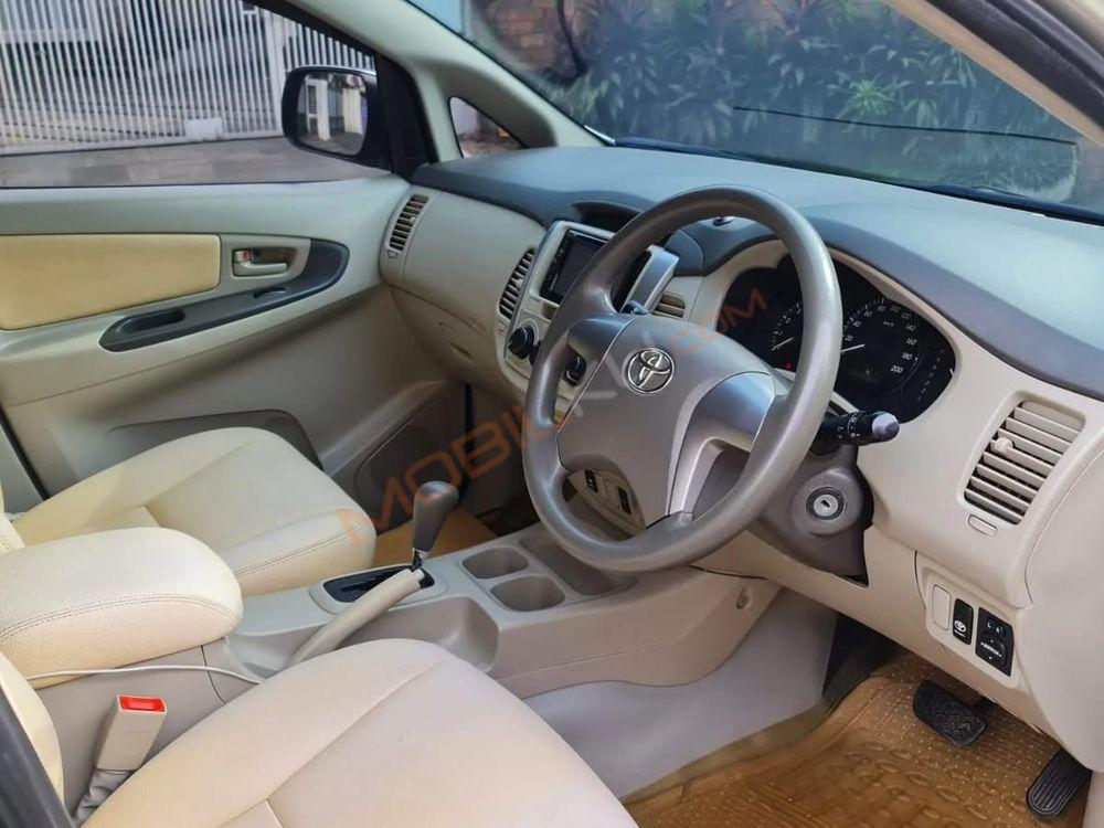 Mobil Toyota Kijang Innova 2012