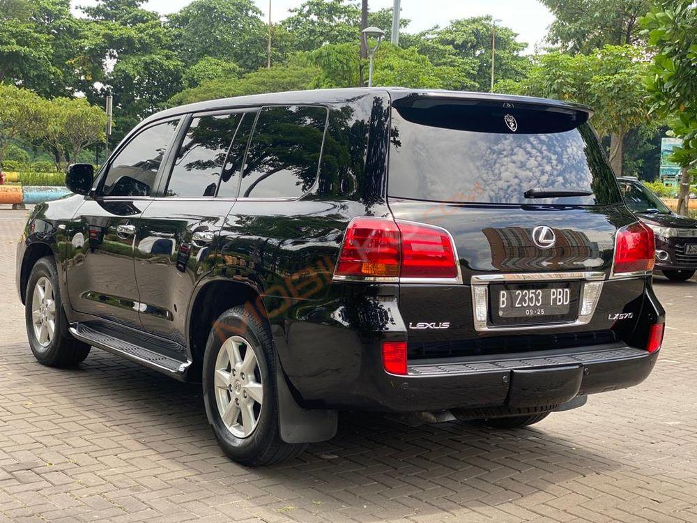 Mobil Lexus LX 2010