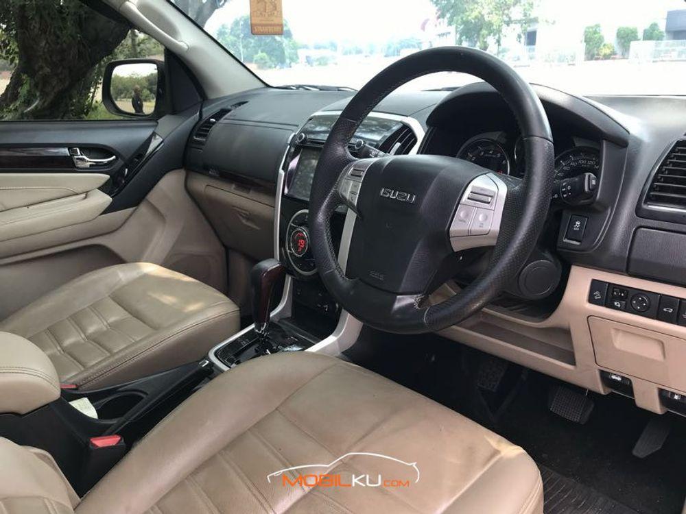 Mobil Isuzu MU-X 2017