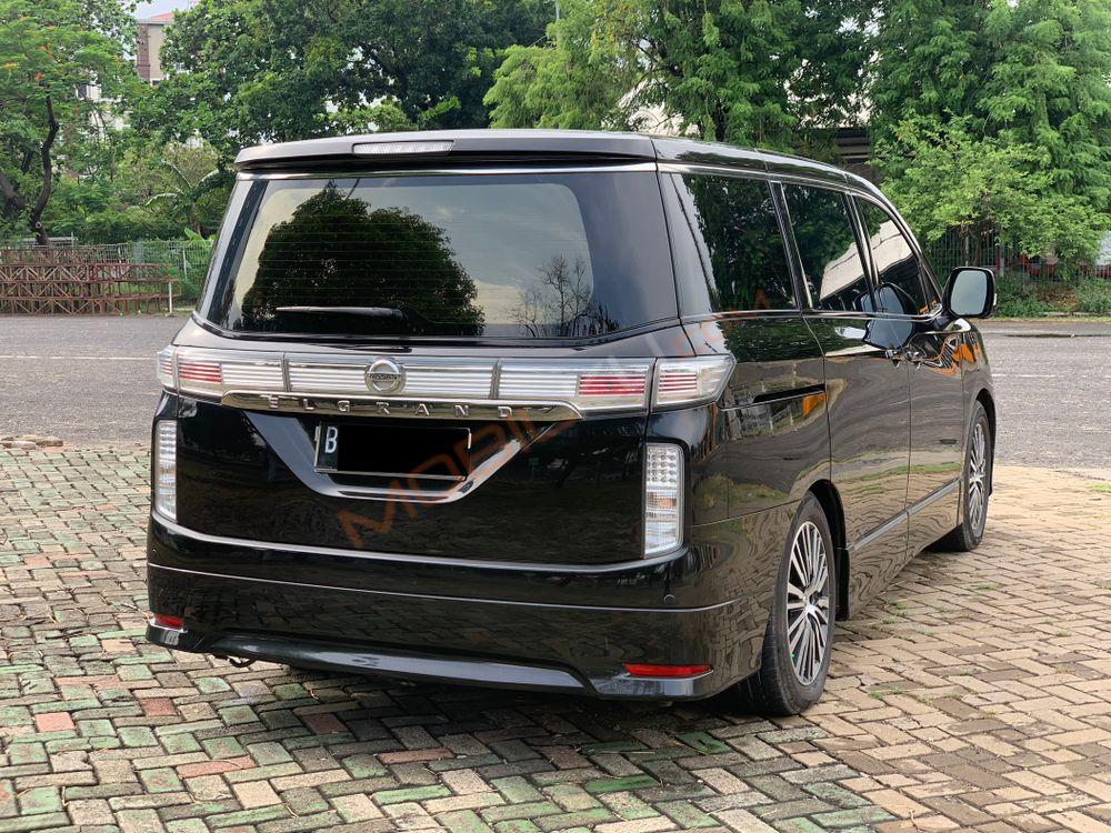 Mobil Nissan Elgrand 2014