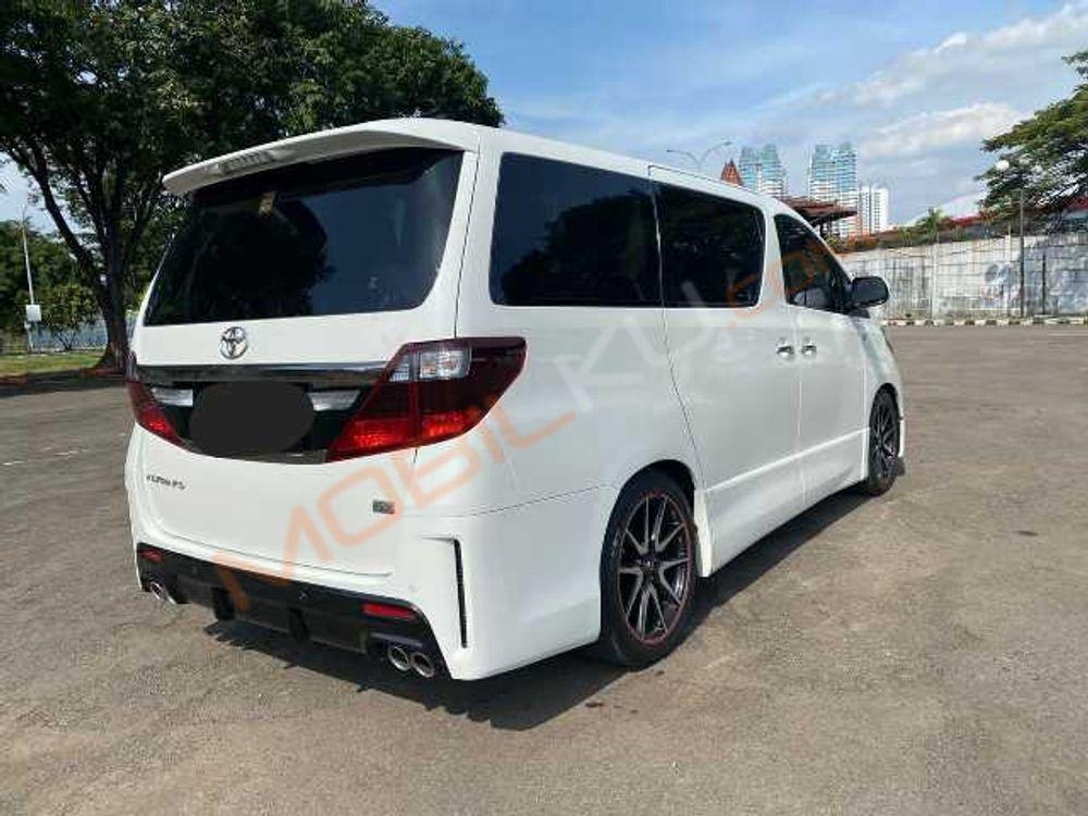Mobil Toyota Alphard 2013