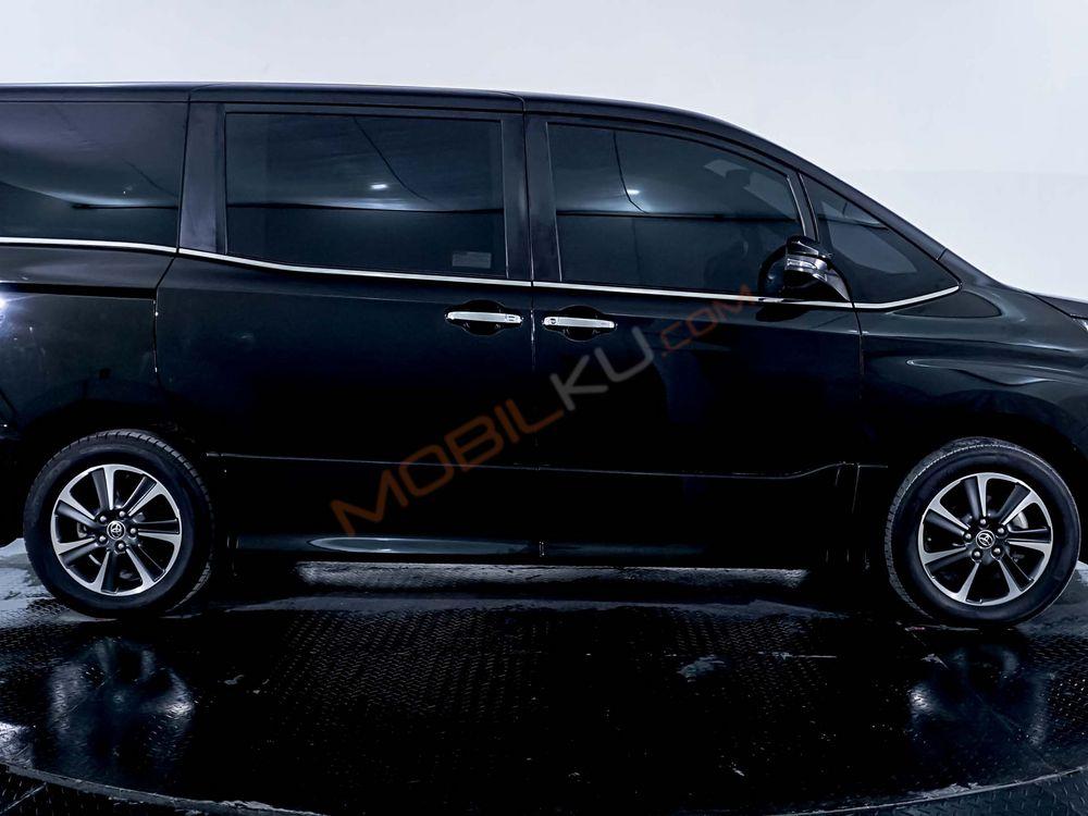Mobil Toyota Voxy 2018
