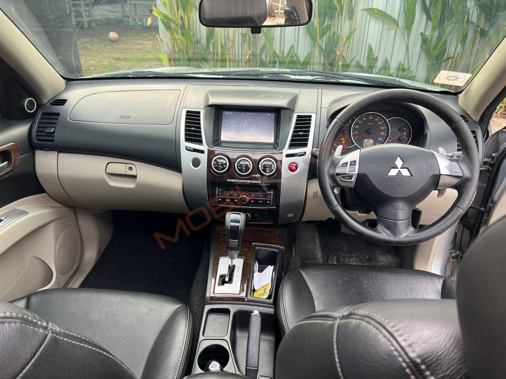 Mobil Mitsubishi Pajero 2012