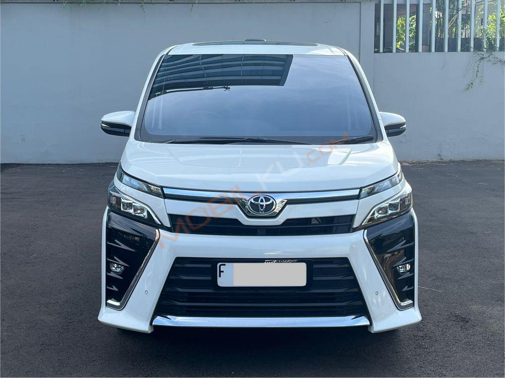 Mobil Toyota Voxy 2019