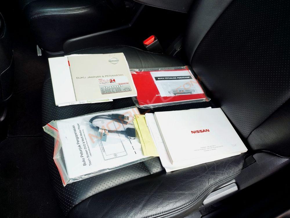 Mobil Nissan Serena 2015