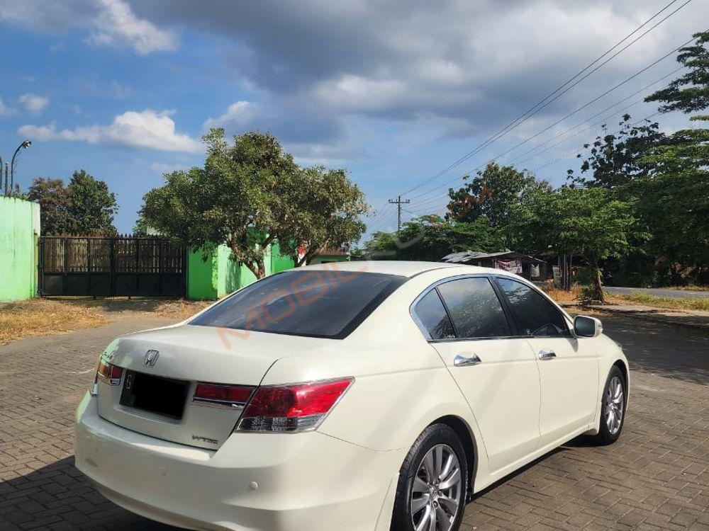 Mobil Honda Accord 2012