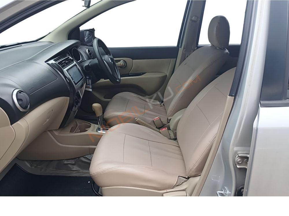 Mobil Nissan Grand Livina 2017