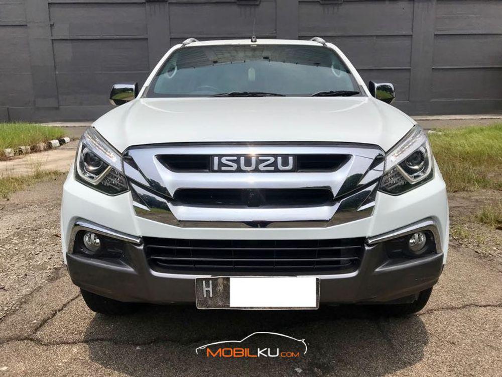 Mobil Isuzu MU-X 2017