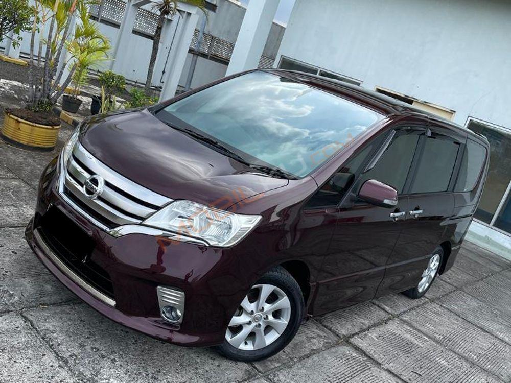 Mobil Nissan Serena 2013