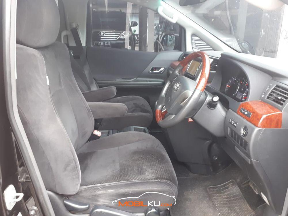 Mobil Toyota Vellfire 2009