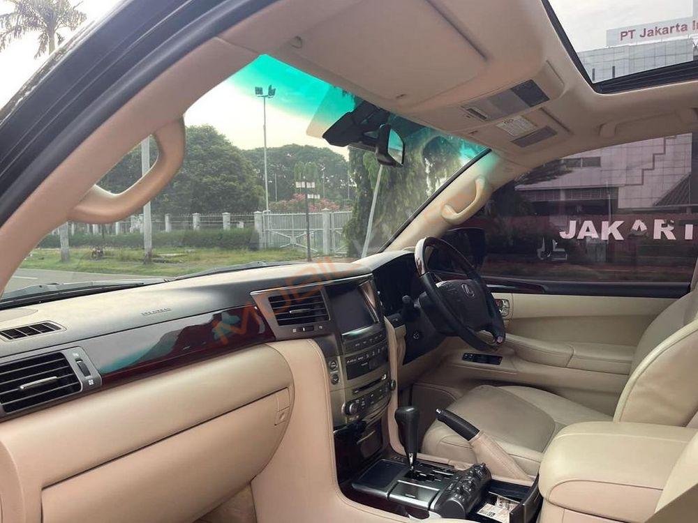 Mobil Lexus LX 2010