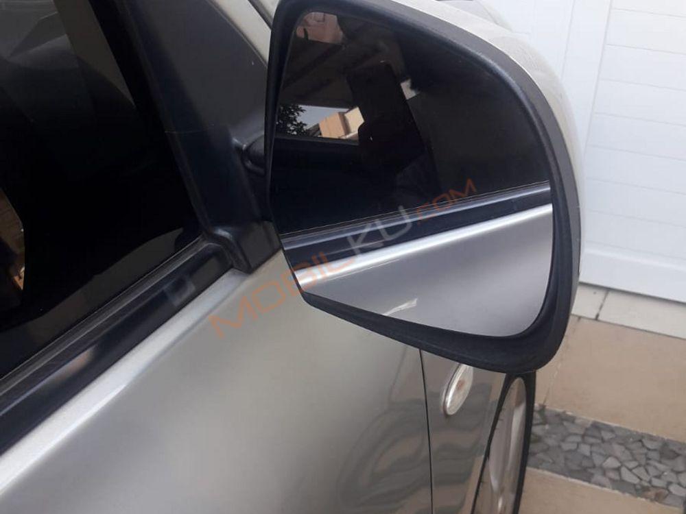 Mobil Nissan March 2012