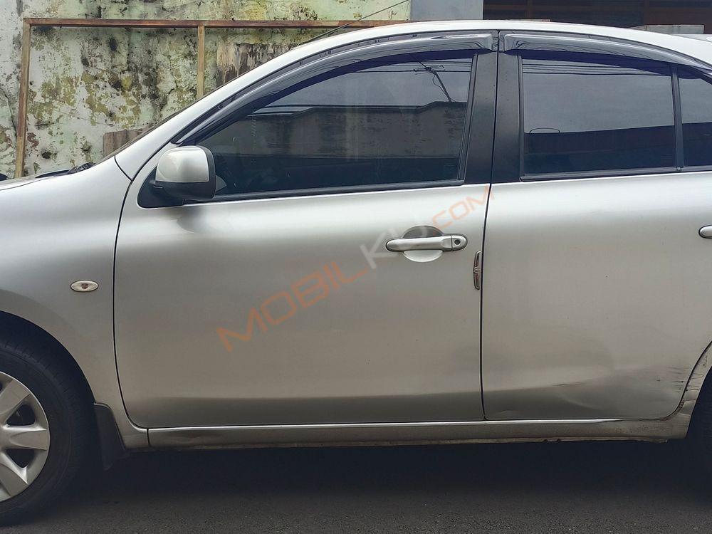 Mobil Nissan March 2011