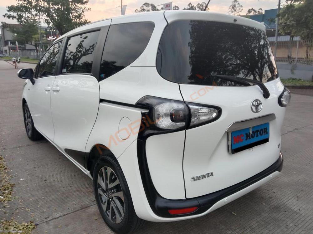Mobil Toyota Sienta 2017
