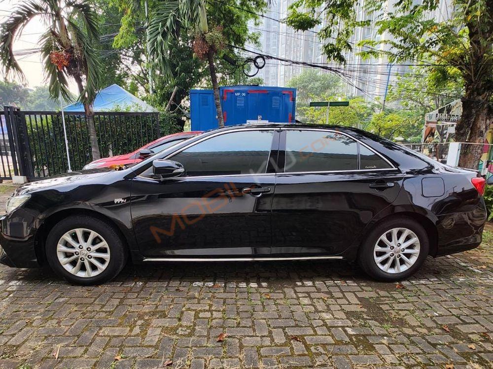 Mobil Toyota Camry 2013