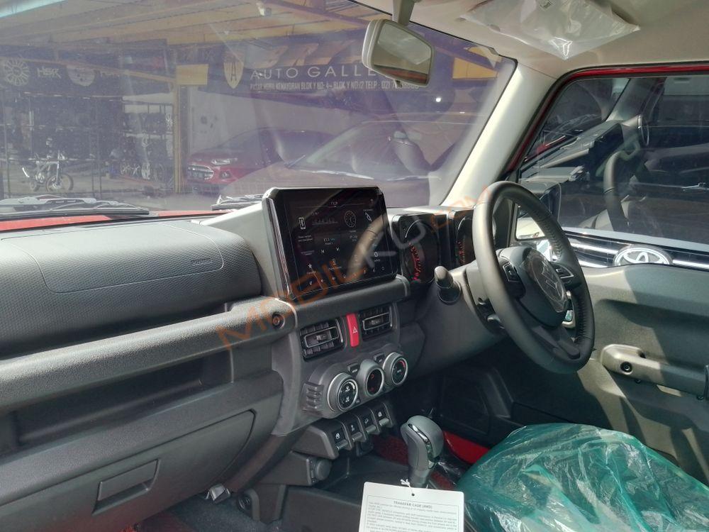 Mobil Suzuki Jimny 2023