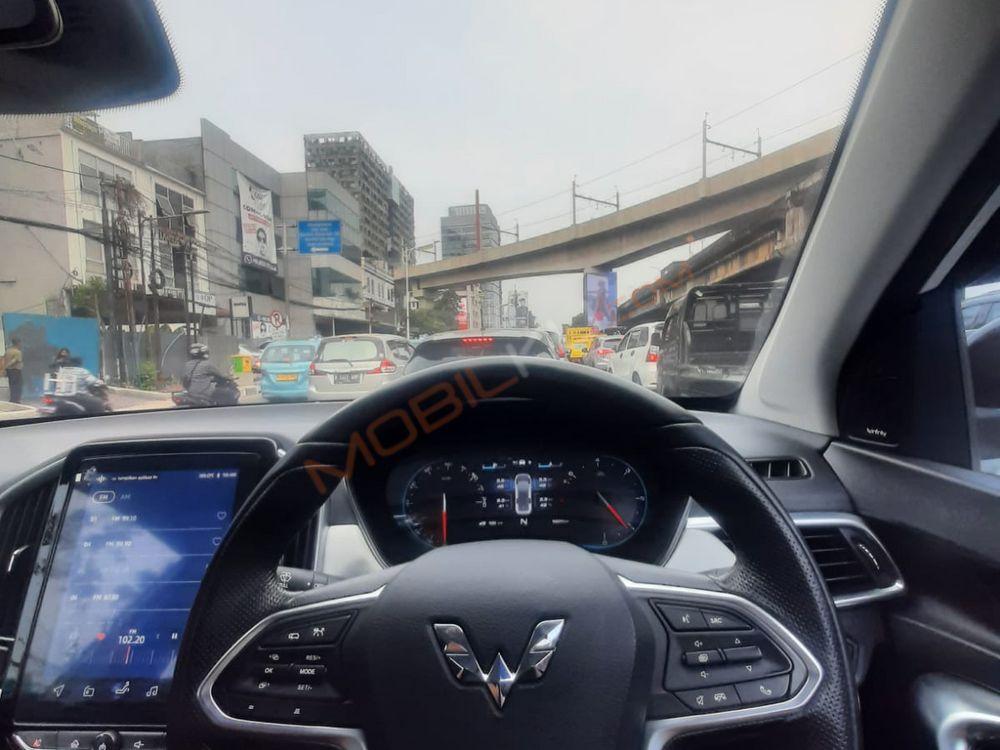 Mobil Wuling Almaz 2021