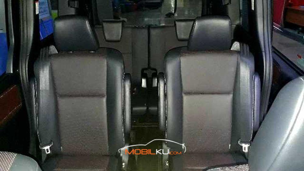 Mobil Toyota Voxy 2019