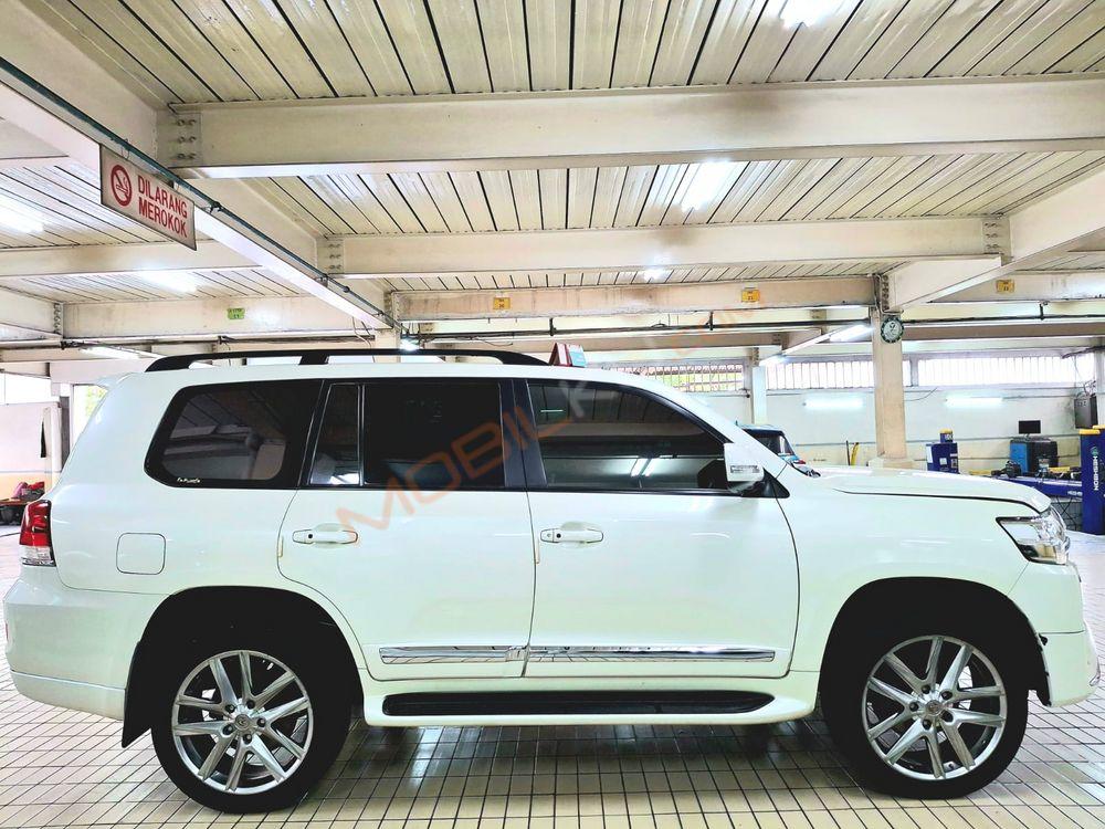 Mobil Toyota Land Cruiser 2013