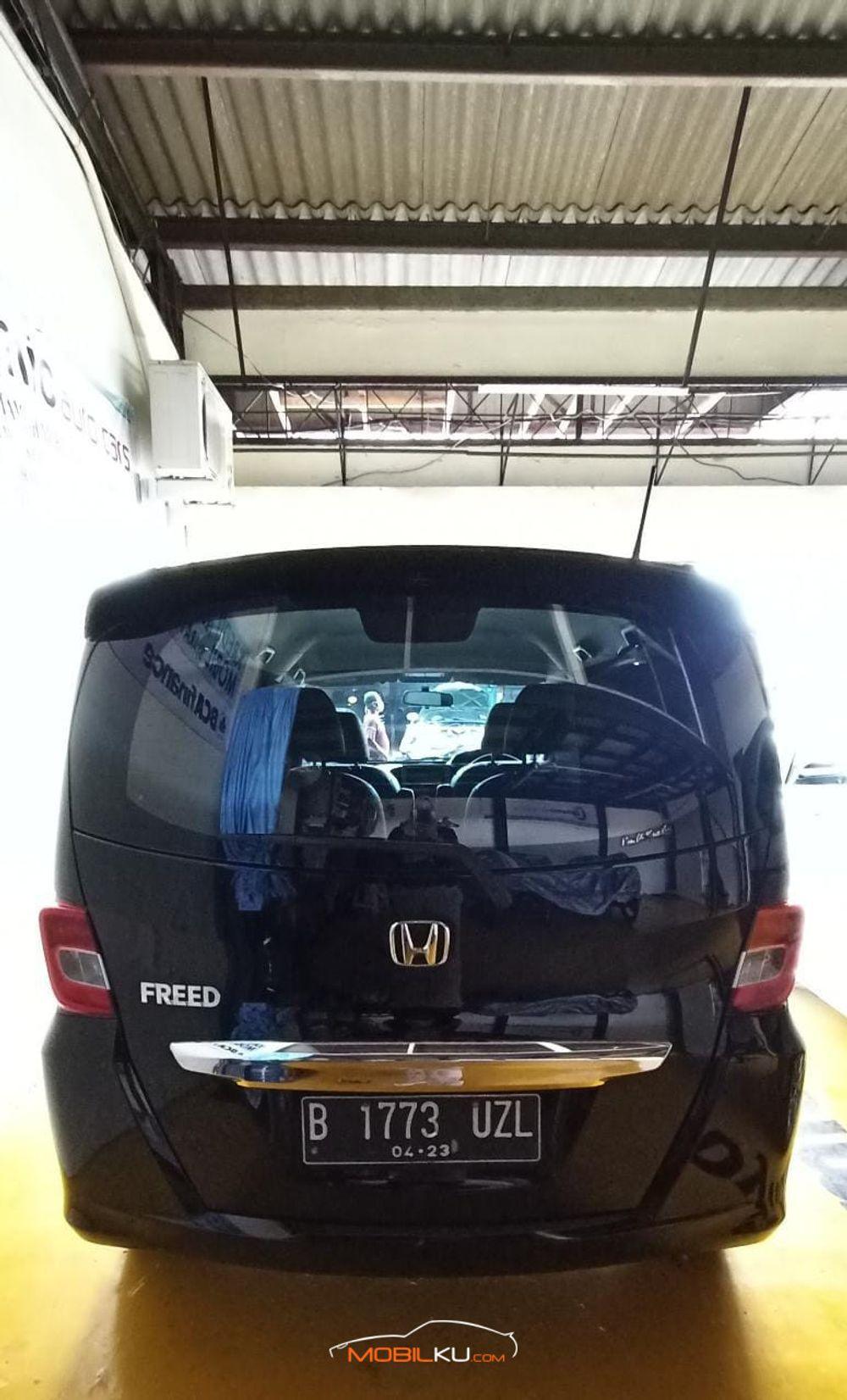 Mobil Honda Freed 2013