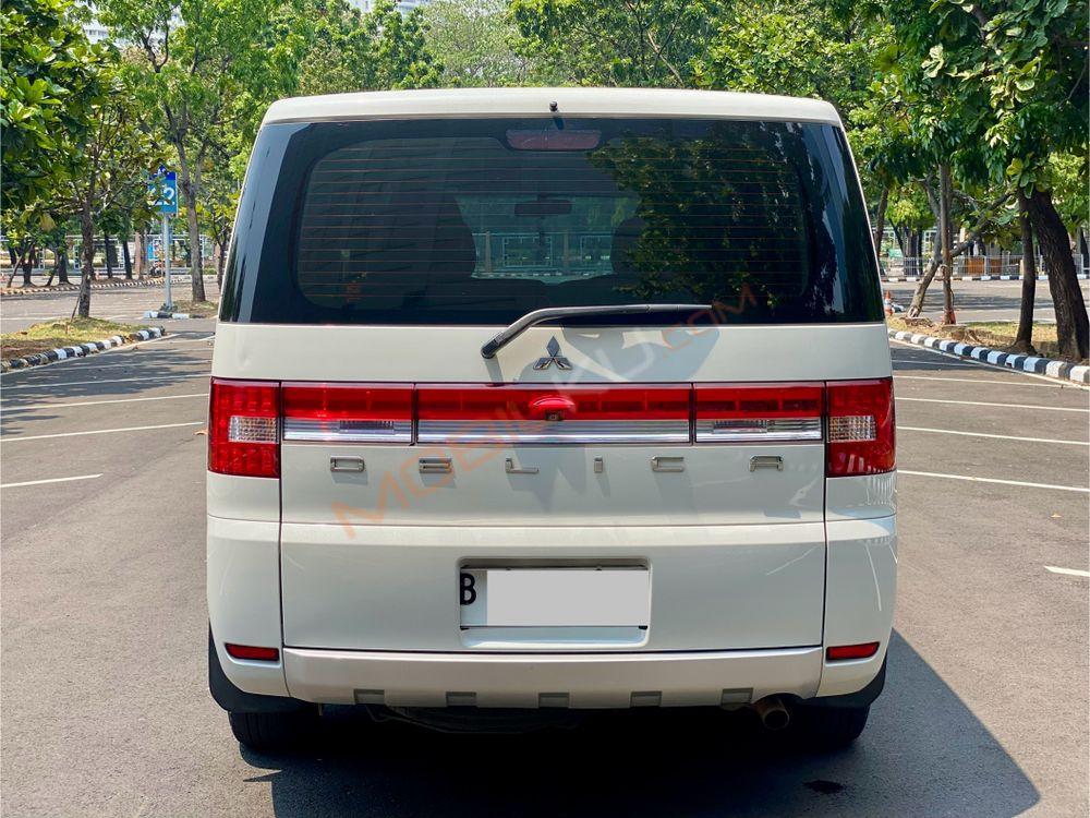 Mobil Mitsubishi Delica 2015