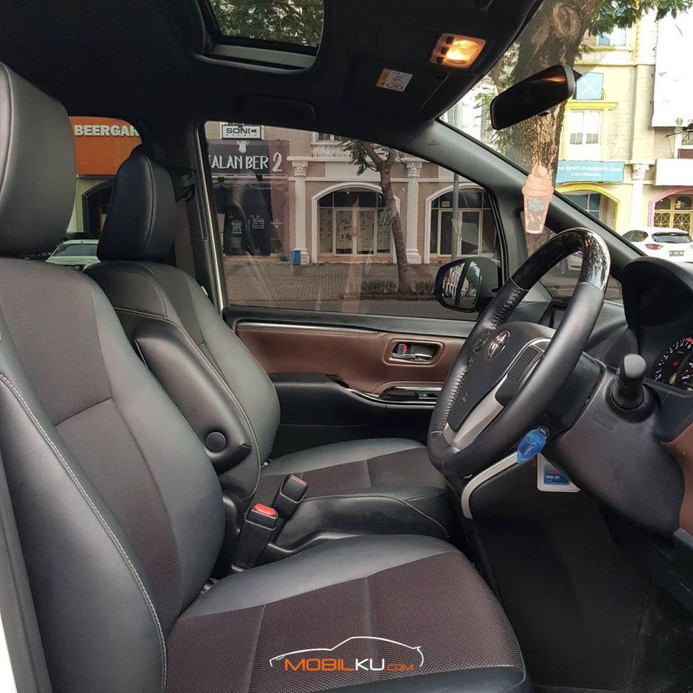 Mobil Toyota Voxy 2017