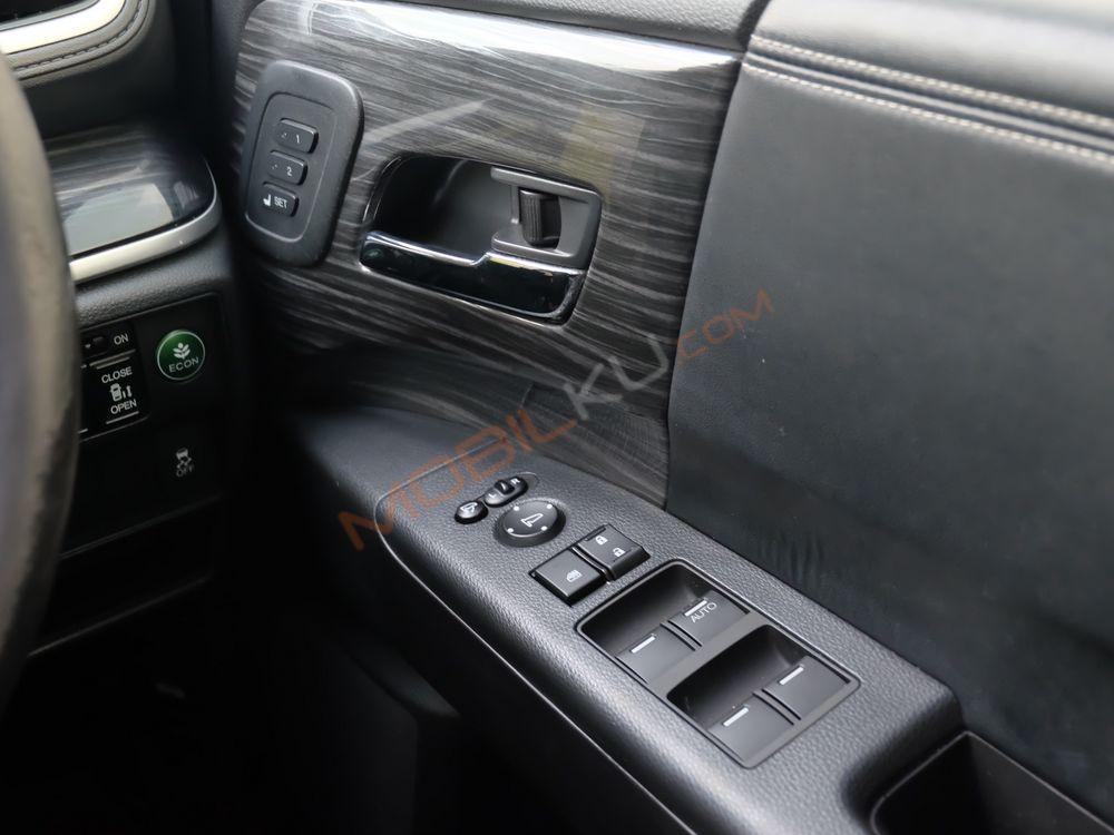 Mobil Honda Odyssey 2014