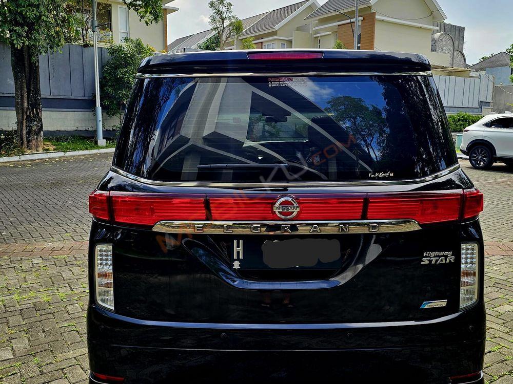 Mobil Nissan Elgrand 2012