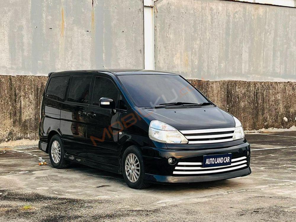 Mobil Nissan Serena 2011