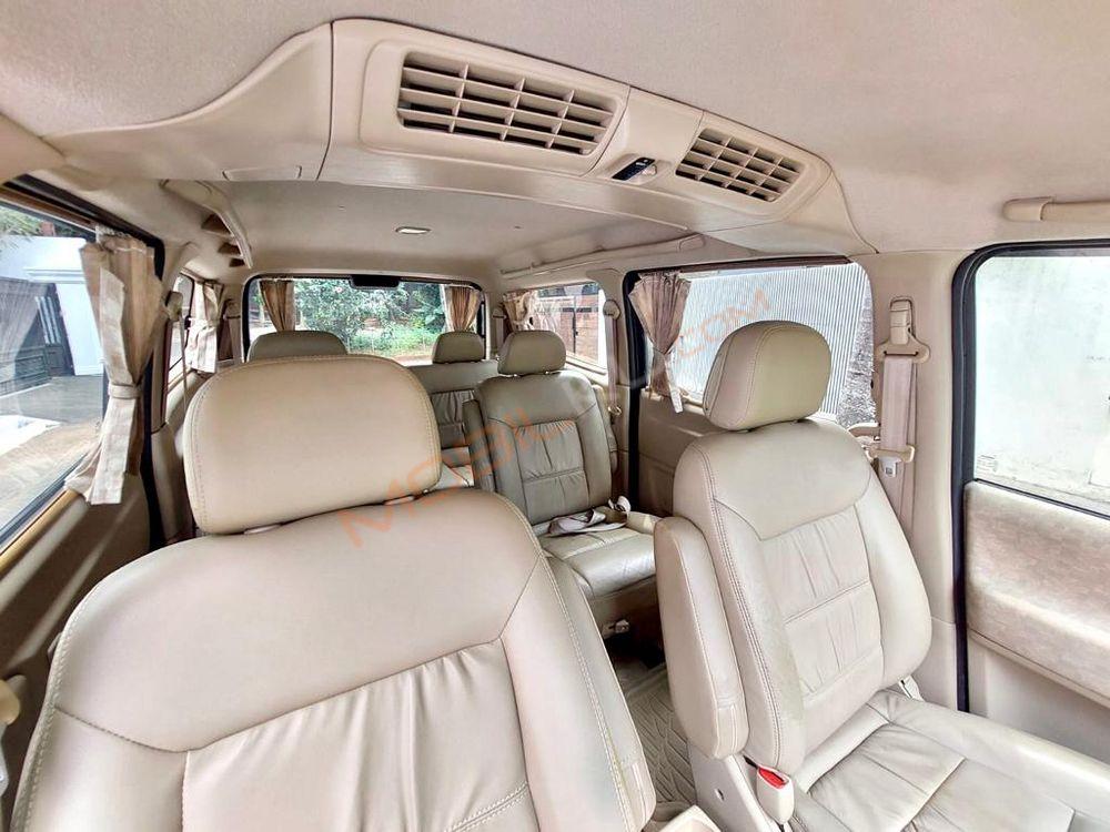 Mobil Nissan Serena 2009