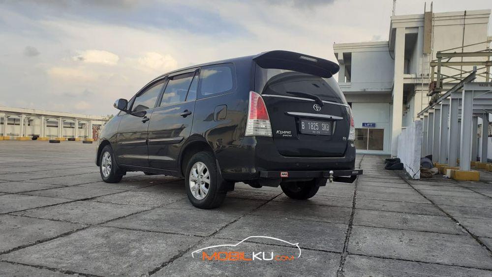 Mobil Toyota Kijang Innova 2010