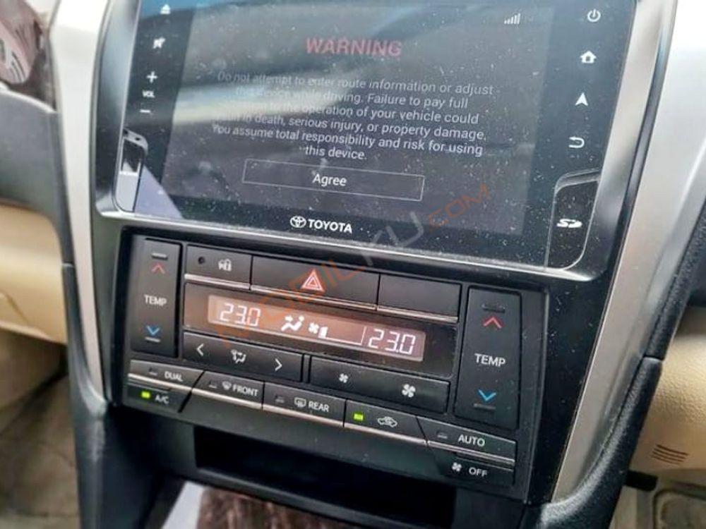 Mobil Toyota Camry 2017