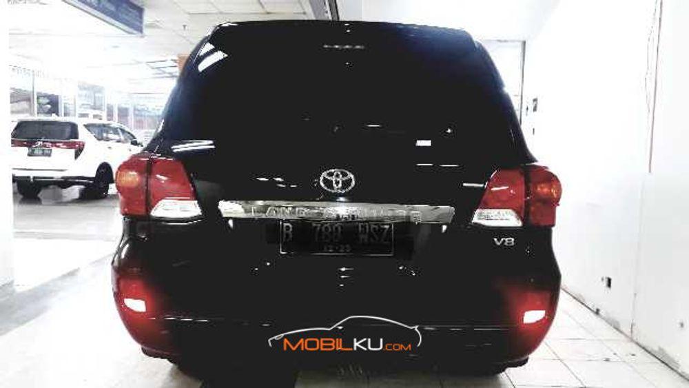 Mobil Toyota Land Cruiser 2013