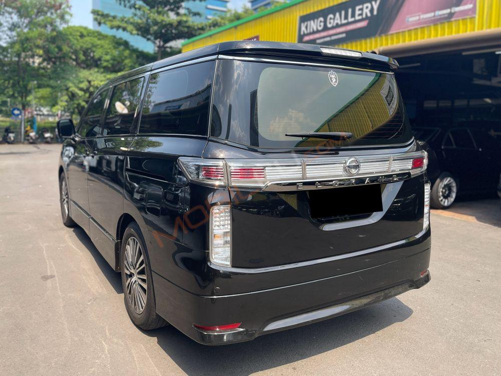Mobil Nissan Elgrand 2013