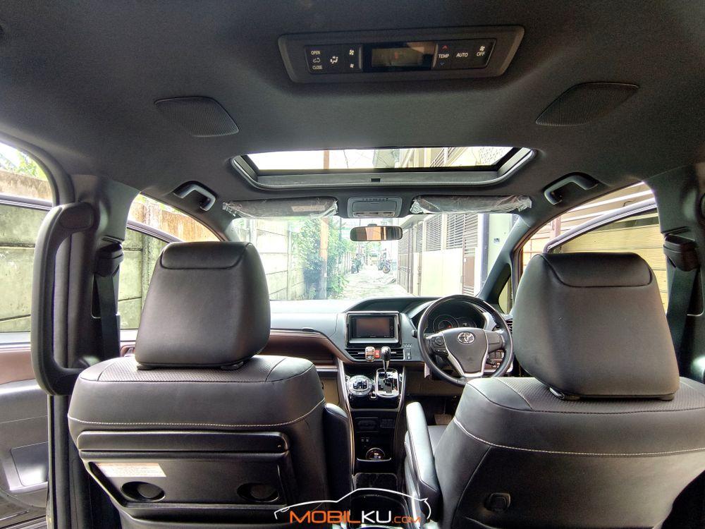 Mobil Toyota Voxy 2018