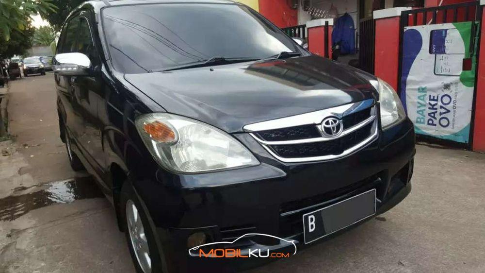 Mobil Toyota Avanza 2010