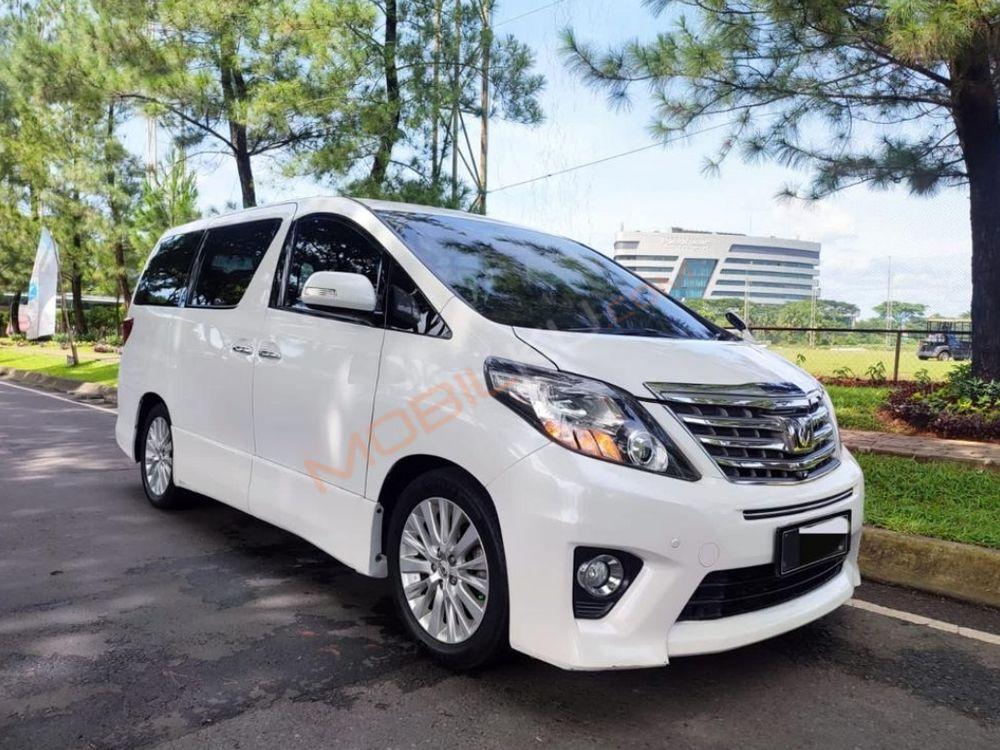 Mobil Toyota Alphard 2013