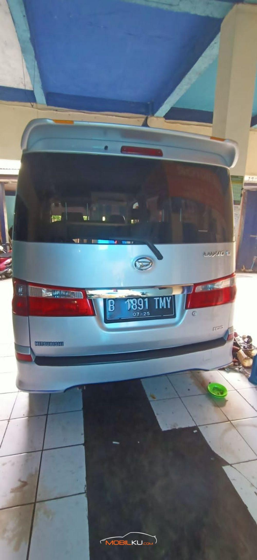 Mobil Daihatsu Luxio 2009