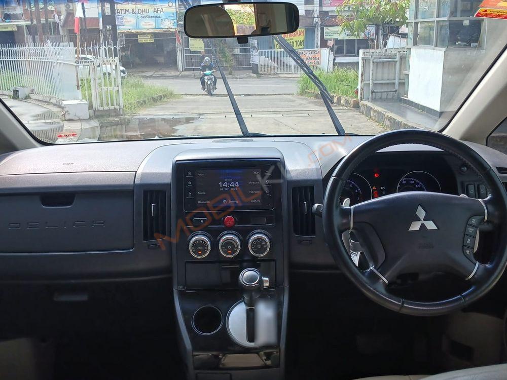 Mobil Mitsubishi Delica 2015