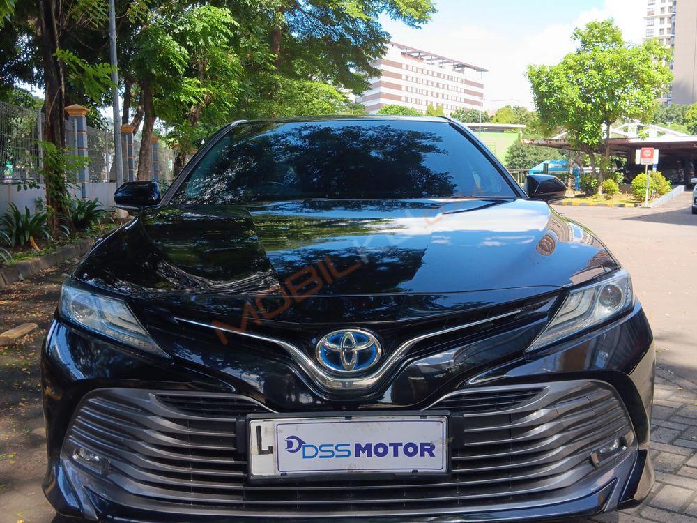 Mobil Toyota Camry 2019
