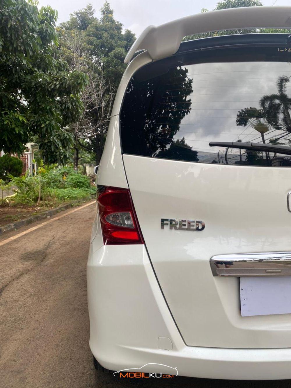 Mobil Honda Freed 2010