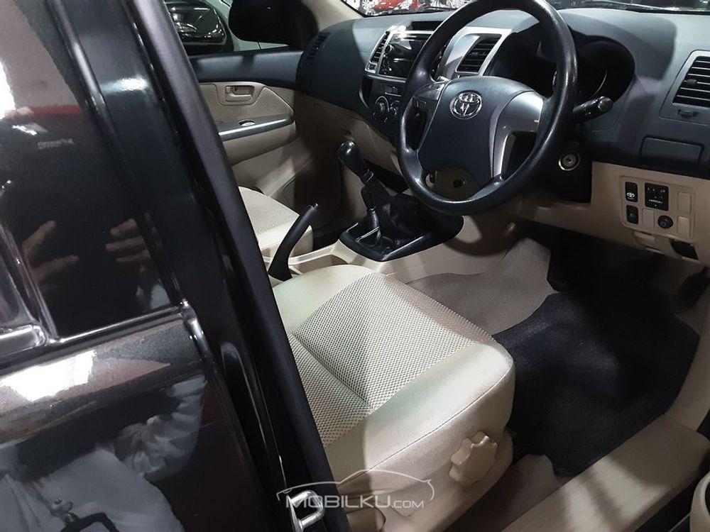 Mobil Toyota Hilux 2014