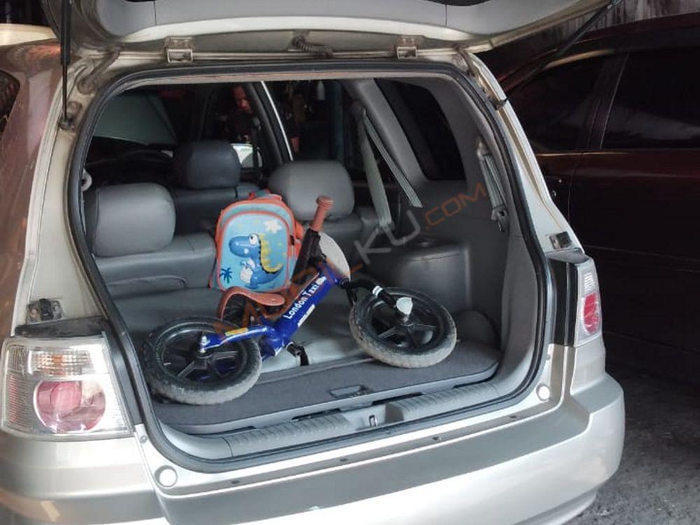 Mobil Kia Carens 2005