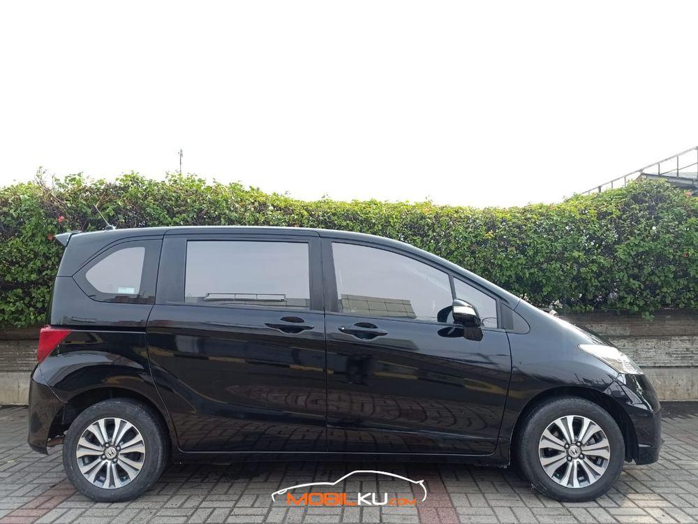 Mobil Honda Freed 2013