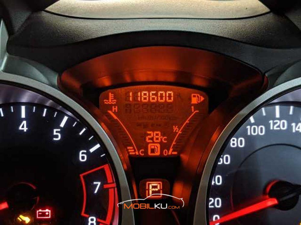 Mobil Nissan Juke 2012