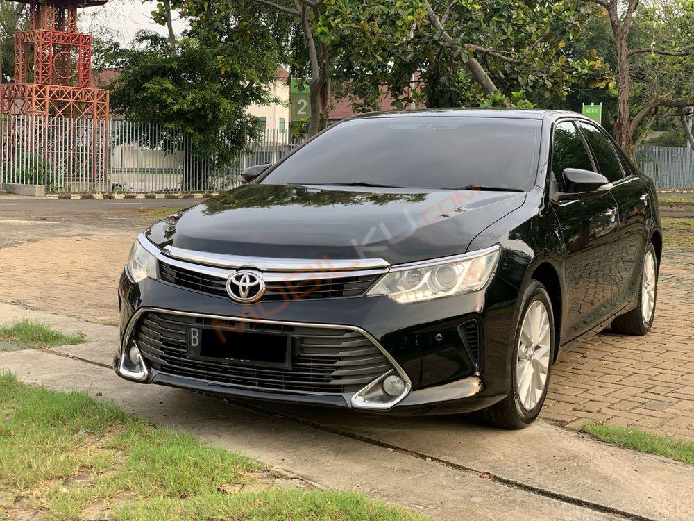 Mobil Toyota Camry 2015