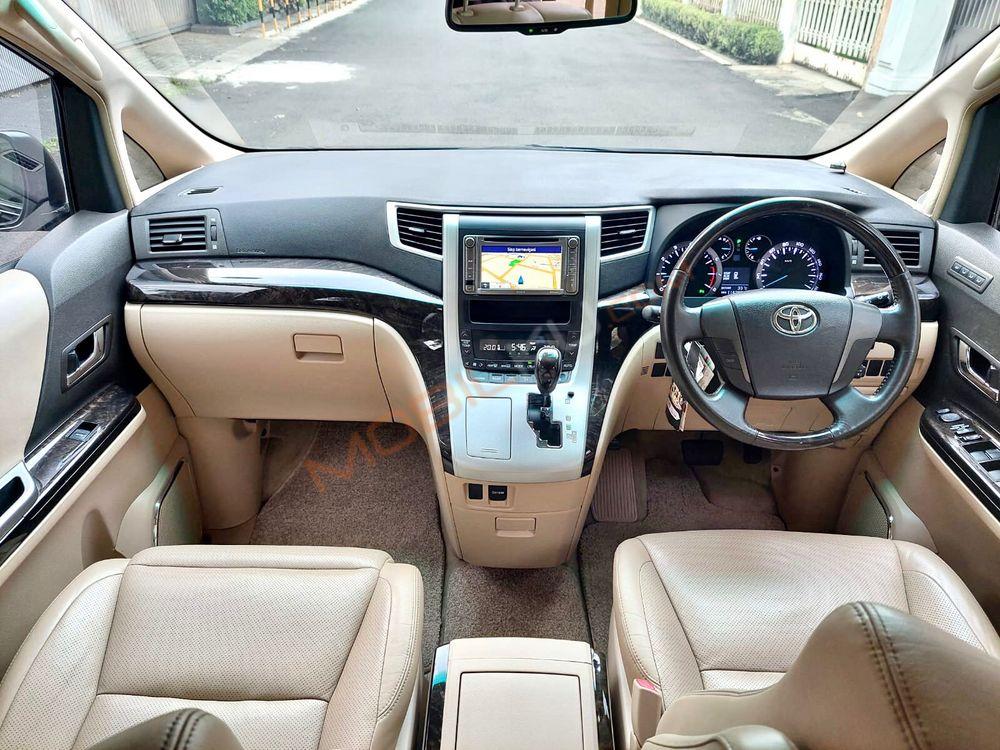Mobil Toyota Alphard 2012