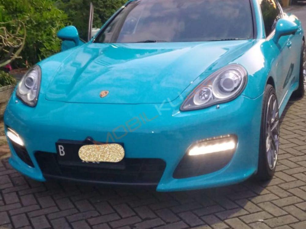 Mobil Porsche Panamera 2011